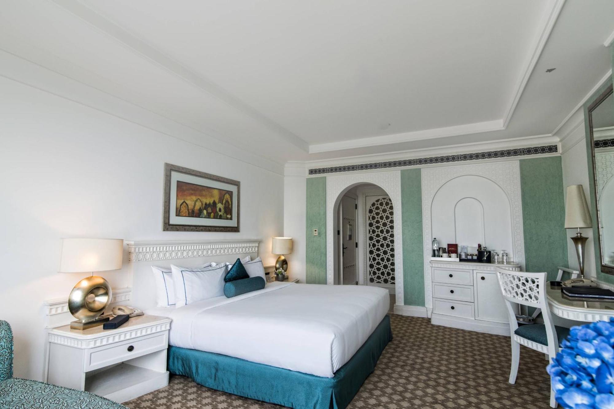 Al Habtoor Grand Resort, Autograph Collection Dubai Luaran gambar A room at the Taj Bengal