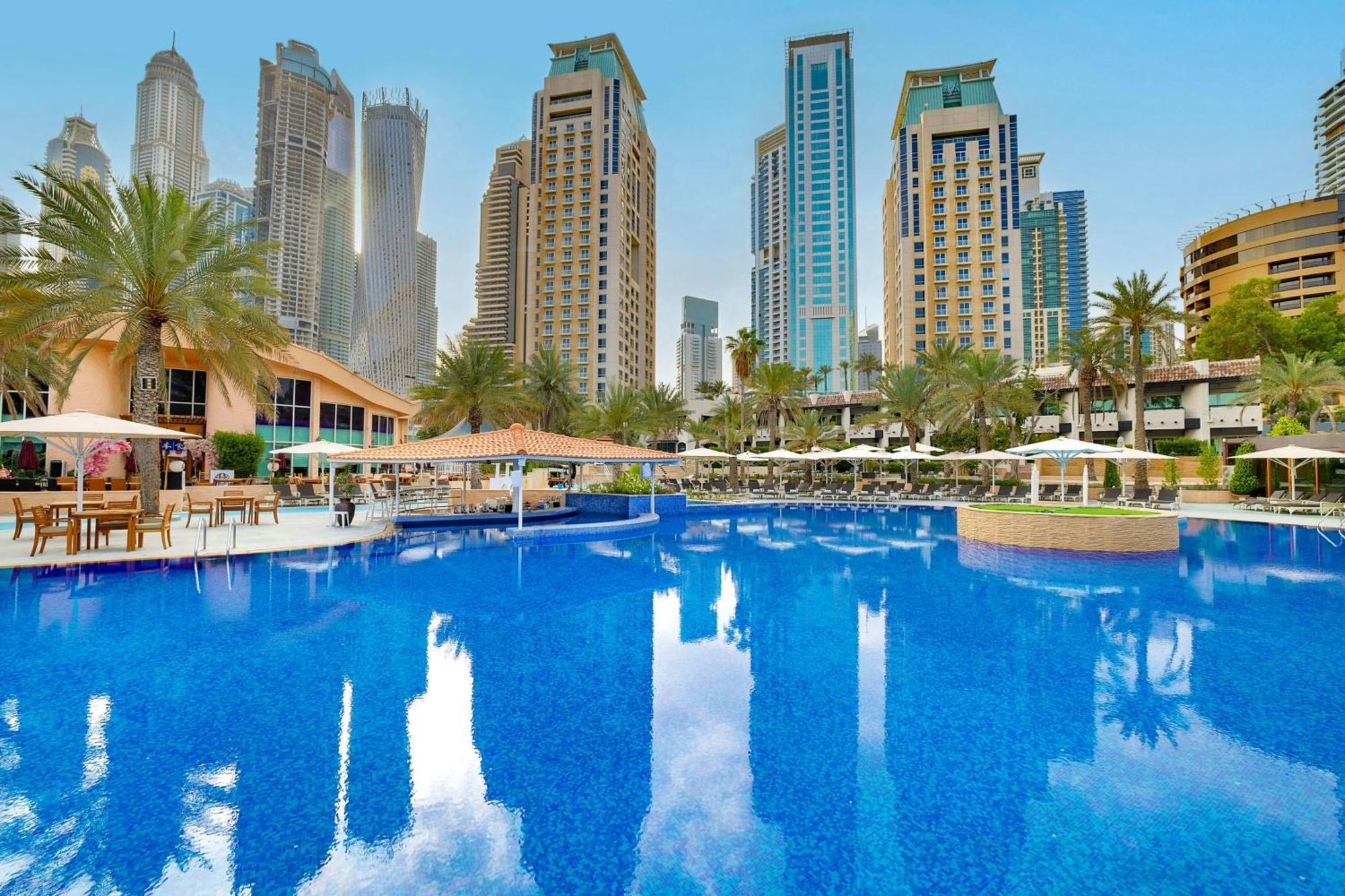 Al Habtoor Grand Resort, Autograph Collection Dubai Luaran gambar The swimming pool at Jumeirah Beach Hotel