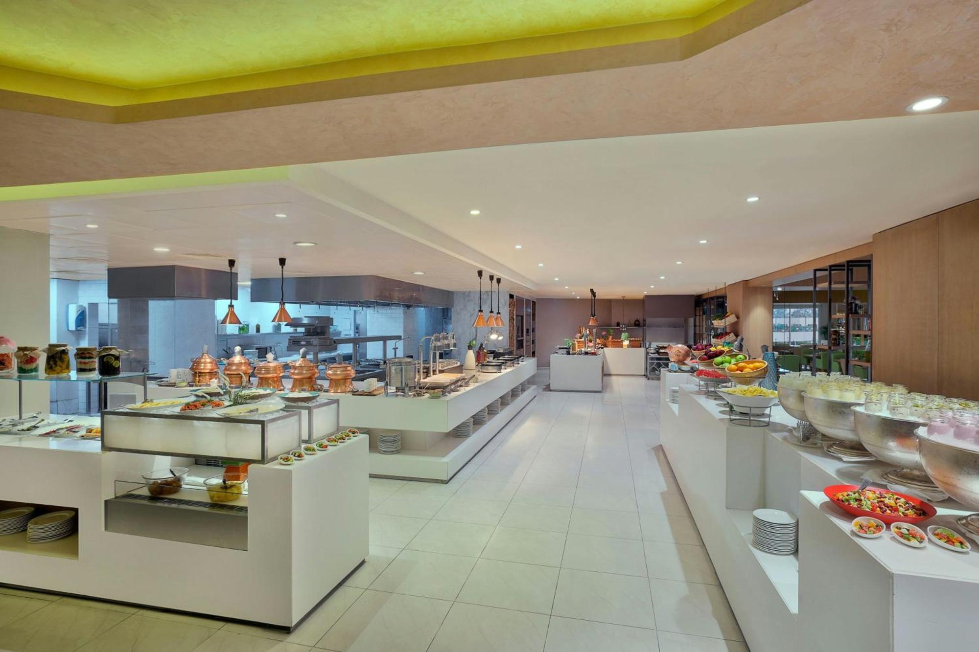 Al Habtoor Grand Resort, Autograph Collection Dubai Luaran gambar The buffet at the hotel