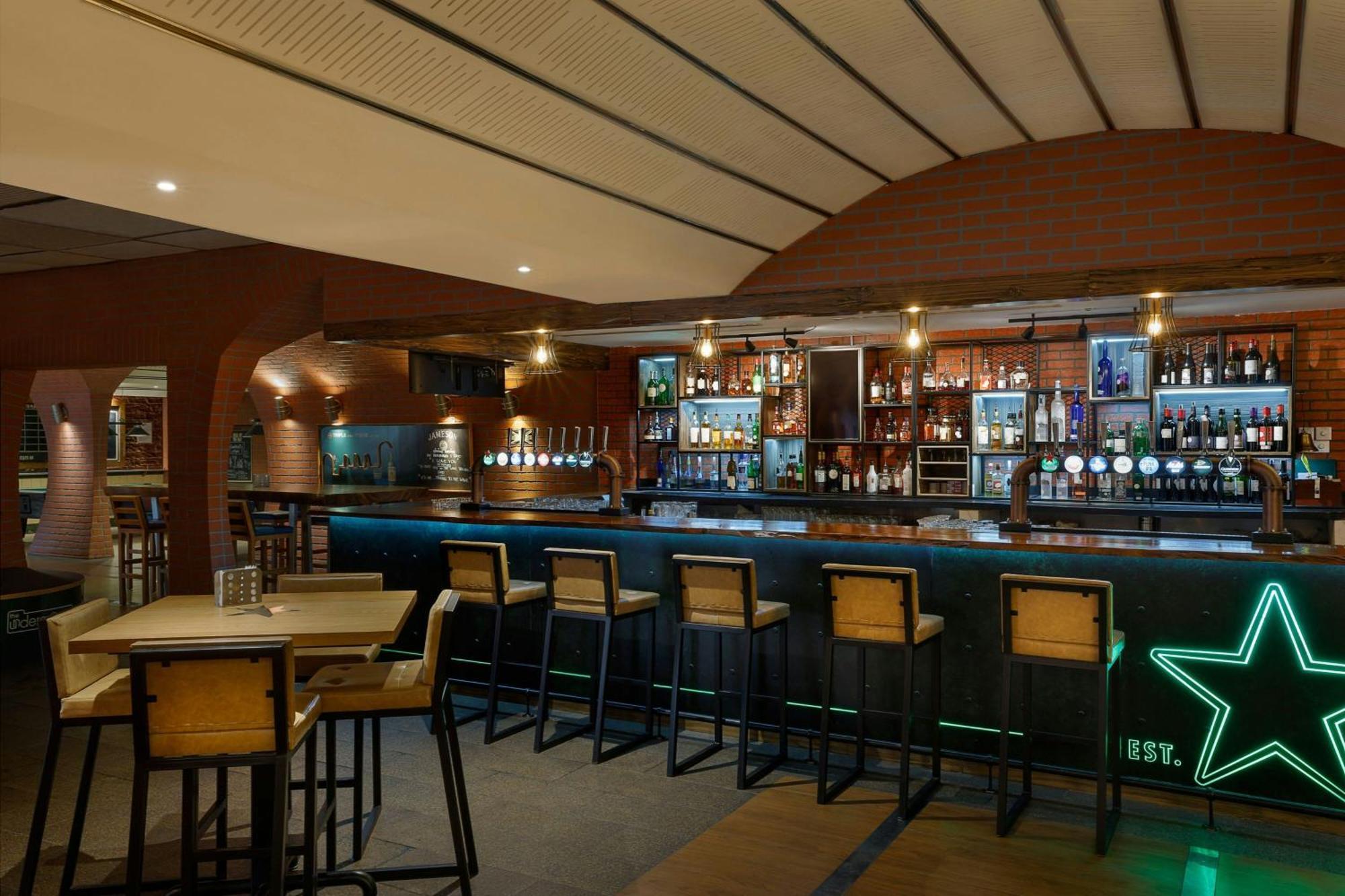 Al Habtoor Grand Resort, Autograph Collection Dubai Luaran gambar The bar at the 1900