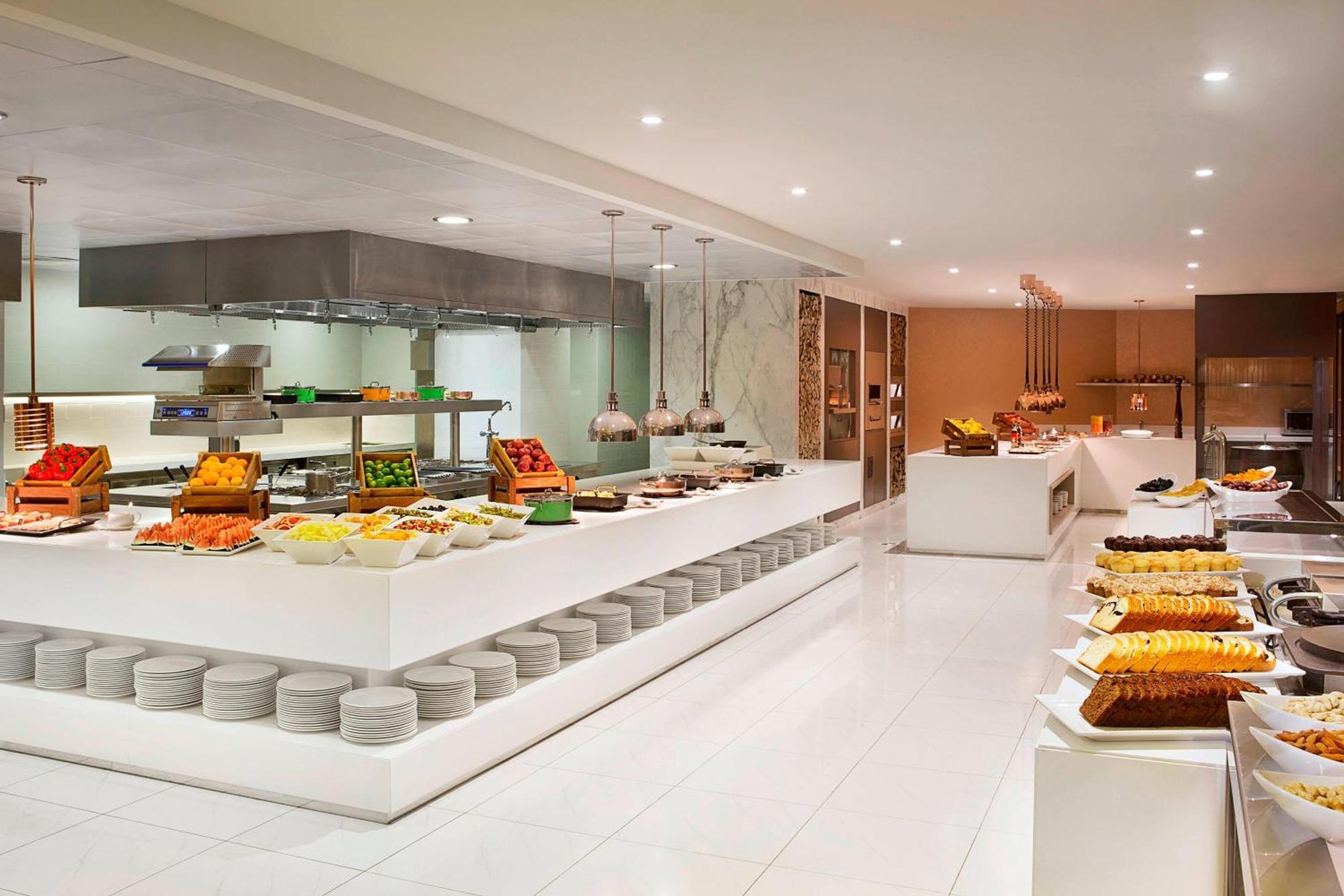 Al Habtoor Grand Resort, Autograph Collection Dubai Luaran gambar The buffet at the hotel