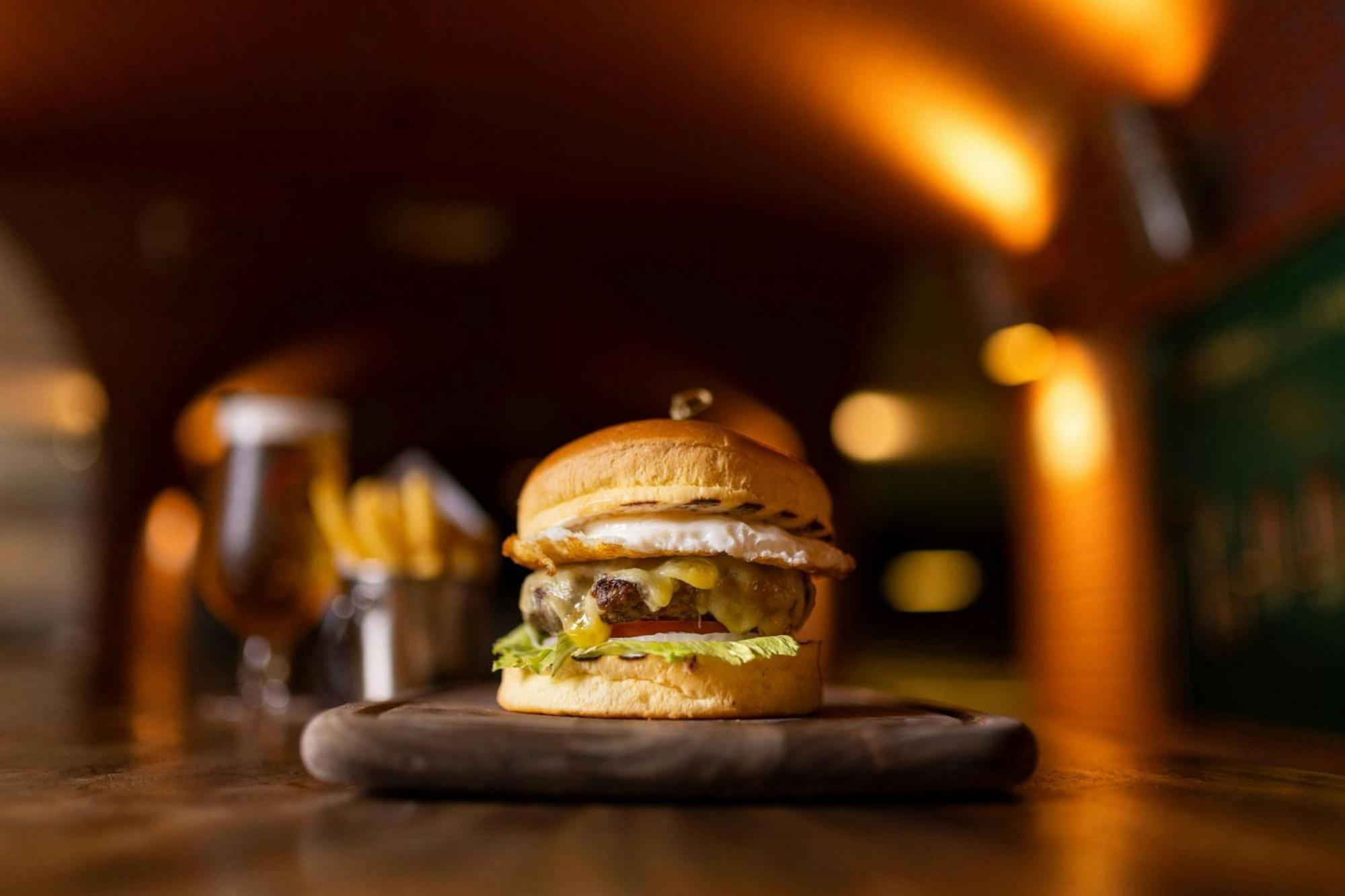 Al Habtoor Grand Resort, Autograph Collection Dubai Luaran gambar A burger at the restaurant
