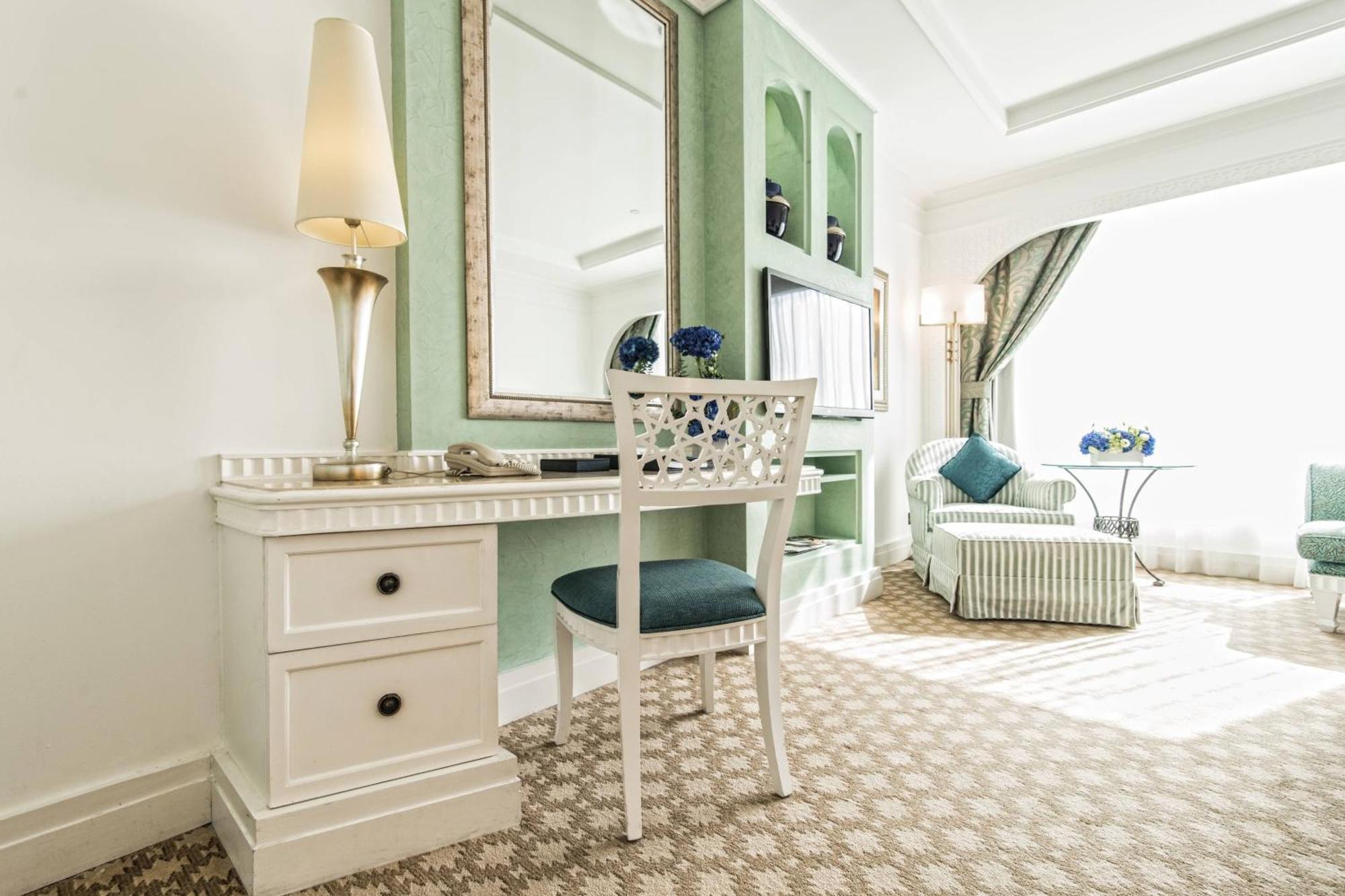 Al Habtoor Grand Resort, Autograph Collection Dubai Luaran gambar A dressing table