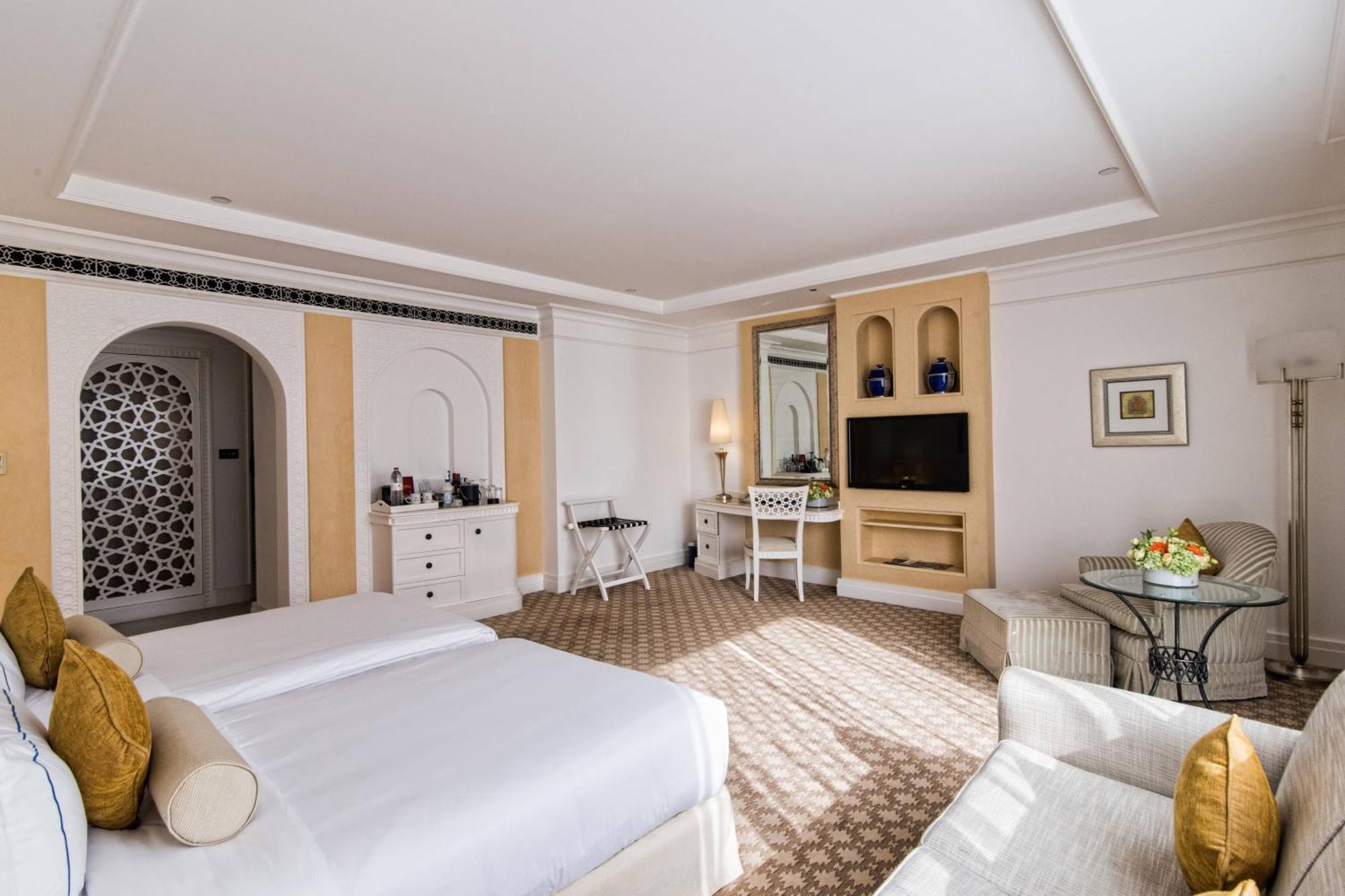Al Habtoor Grand Resort, Autograph Collection Dubai Luaran gambar A room at the Taj Mahal Palace
