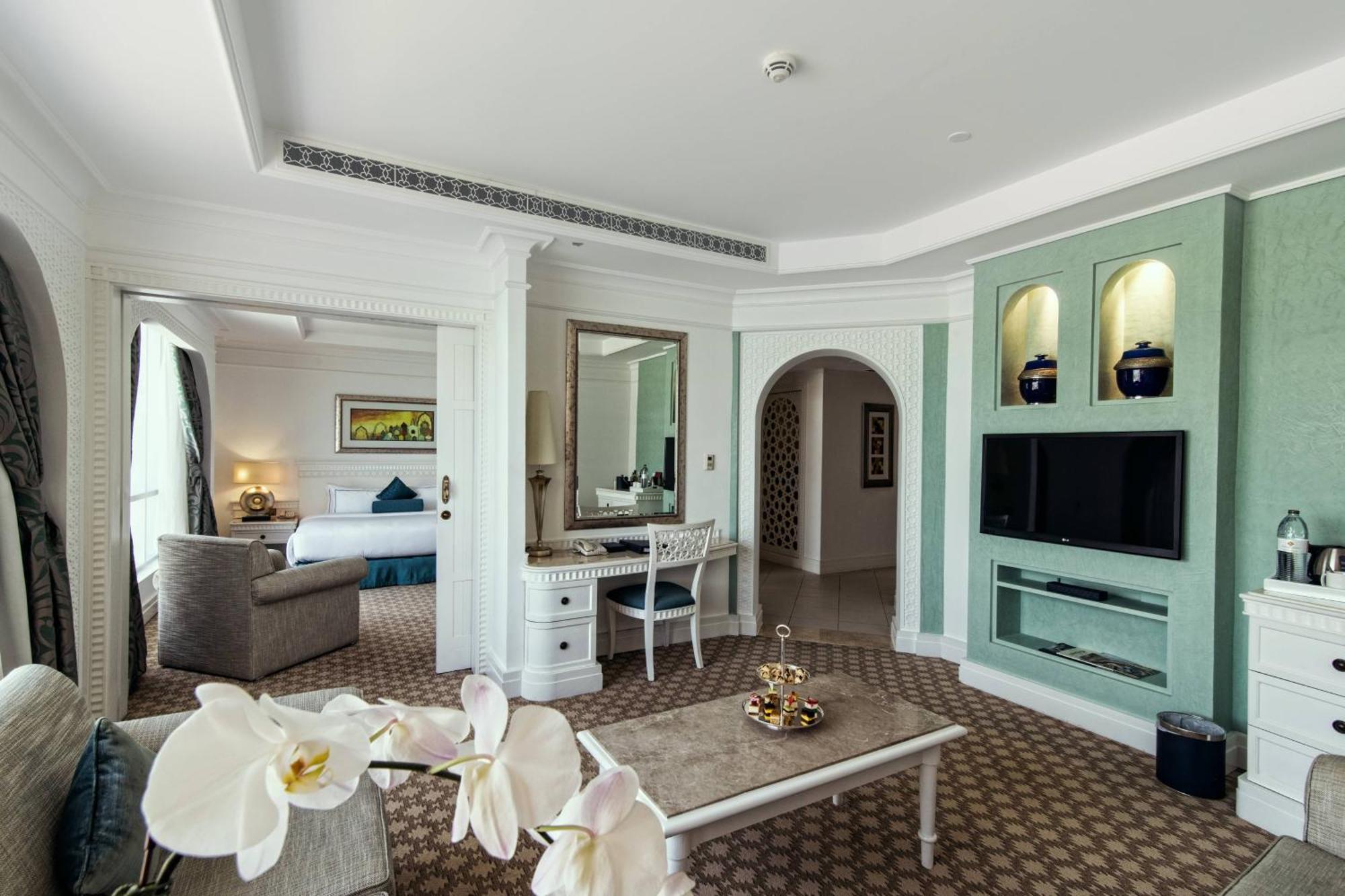 Al Habtoor Grand Resort, Autograph Collection Dubai Luaran gambar A suite at the hotel